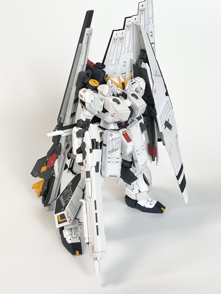 LRFF収納ポジション。福岡の立像のやつですねなおLRFFだけが福岡ν準拠のカラーリングになってきて派手すぎて浮くので、青→紺にトーンを落として赤の面積も減らしてグレーに置き換え、原作νに馴染むように調整しています。νにおける赤黄色は差し色として少しにするのがしっくりきます（元の色は富野由悠季監督が平和への祈りを込めて決定されたそうなので、一種のデモンストレーションカラーであるため福岡実地の立像としてはあれが尊重すべき正解であると思います　それに対するこちらはロンド・ベル実戦配備カラーのイメージです。）