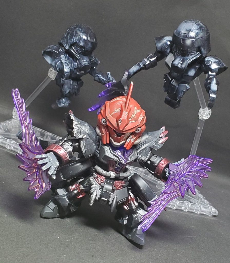 掌から魔法陣を出現させ扇のような刃へと変形させ武器として用いる。