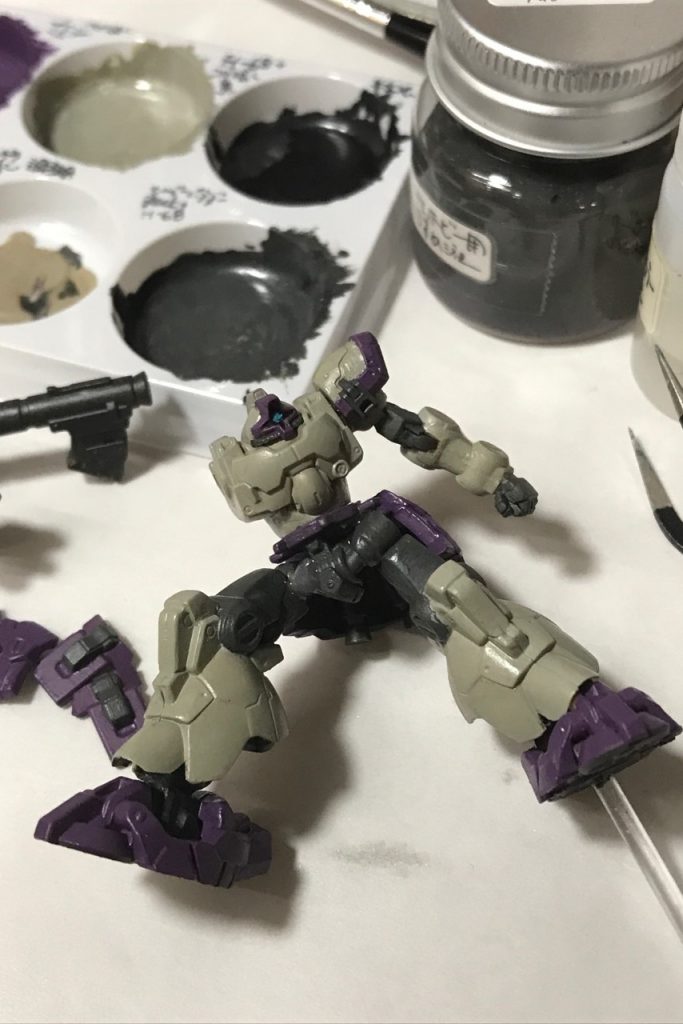 塗装は水性ホビーの筆塗り高潔な精神の熊谷さんには高貴な色、滅紫(けしむらさき)でここまできて、スカートがつけられない!どうにか加工して取り付けましたが、あまりに真剣になって写真を撮るのを忘れました(笑)