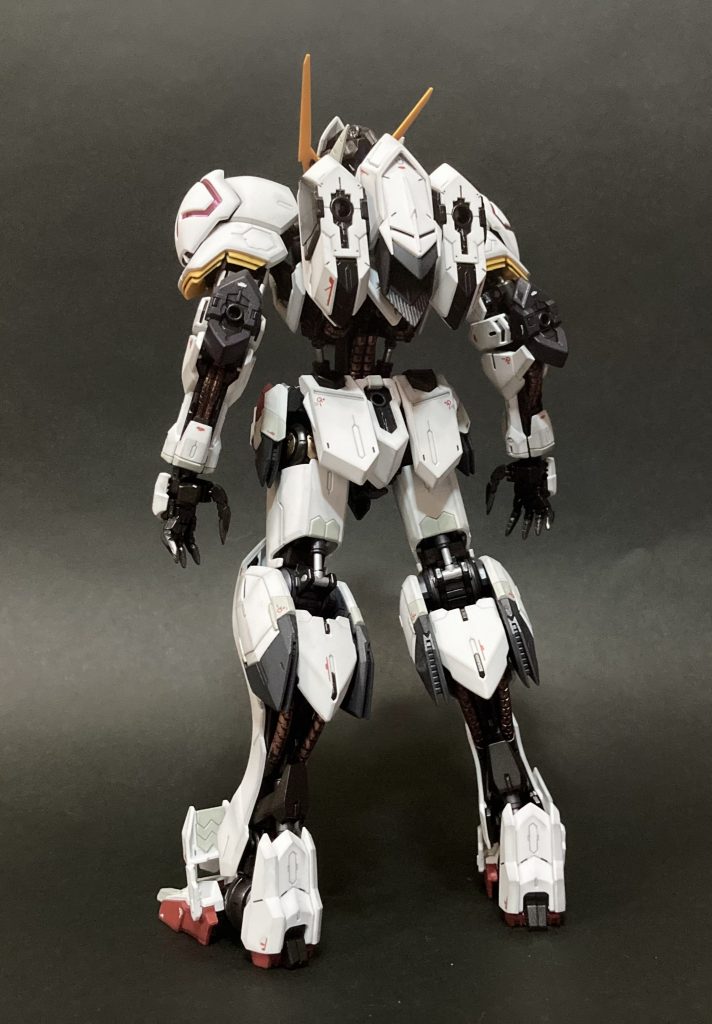 バック　特に脚部のフレーム露出部が好きです。パイプ部分にはブロンズを使っています。