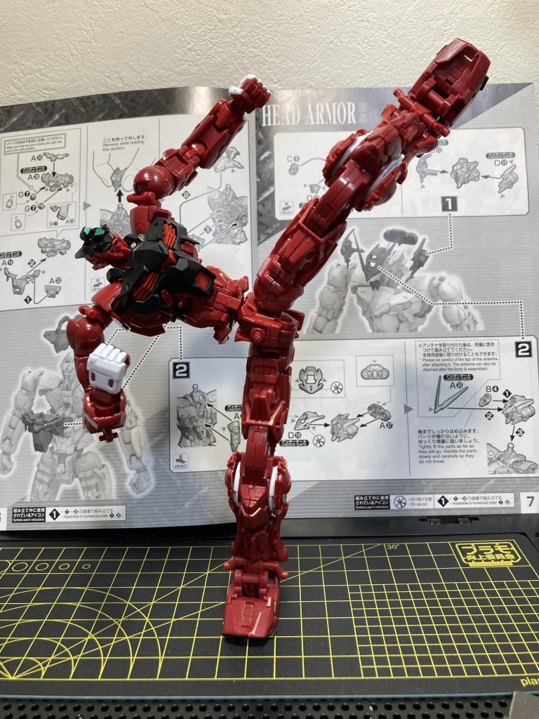 相変わらずゴリゴリに稼動するフレーム。ただ、ゴッドガンダムの時もそうだったケド、結構きつめにキシキシ動くので、軽くシリコンスプレー差した方が組上がった時に遊びやすいかも。