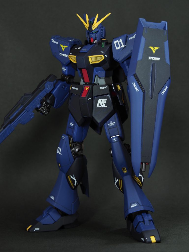 スジボリの練習でエントリーグレードのνガンダムを作りました。0.15mmのタガネを使ったのですが、大好きなティターンズカラーに塗ったらあまり目立たなくなってしまった…