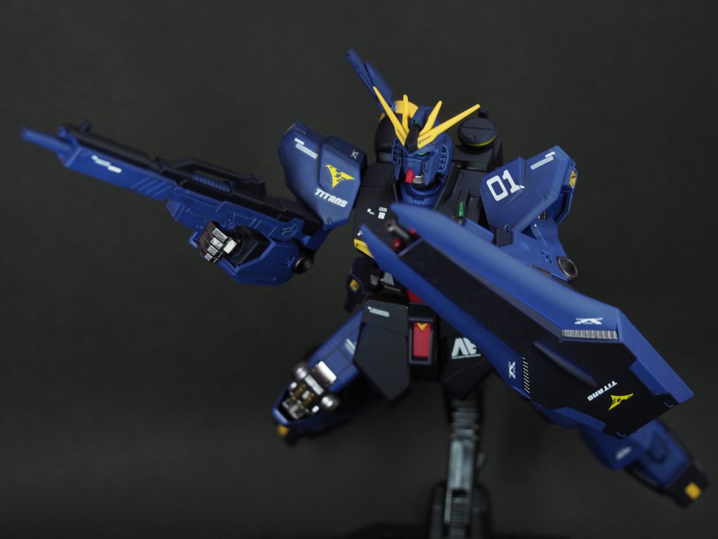 塗装はガンダムマーカーエアブラシシステムで。本体はアドバンスセットのティターンズブルーとSEEDセットのSEEDダークブルー、関節はヘビーガンメタリック、細部は細ペンのゴールドとシルバーを使いました。トップコートは水性プレミアムのつや消しを吹きました。