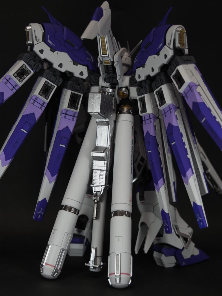 ゴールド、シルバーで塗装したパーツはトップコート後に後ハメしてメタリックの光沢が残るようにしてみました。RGは初めて作りましたが、パーツも細かくデカールも付いてきてお得な印象ですね。