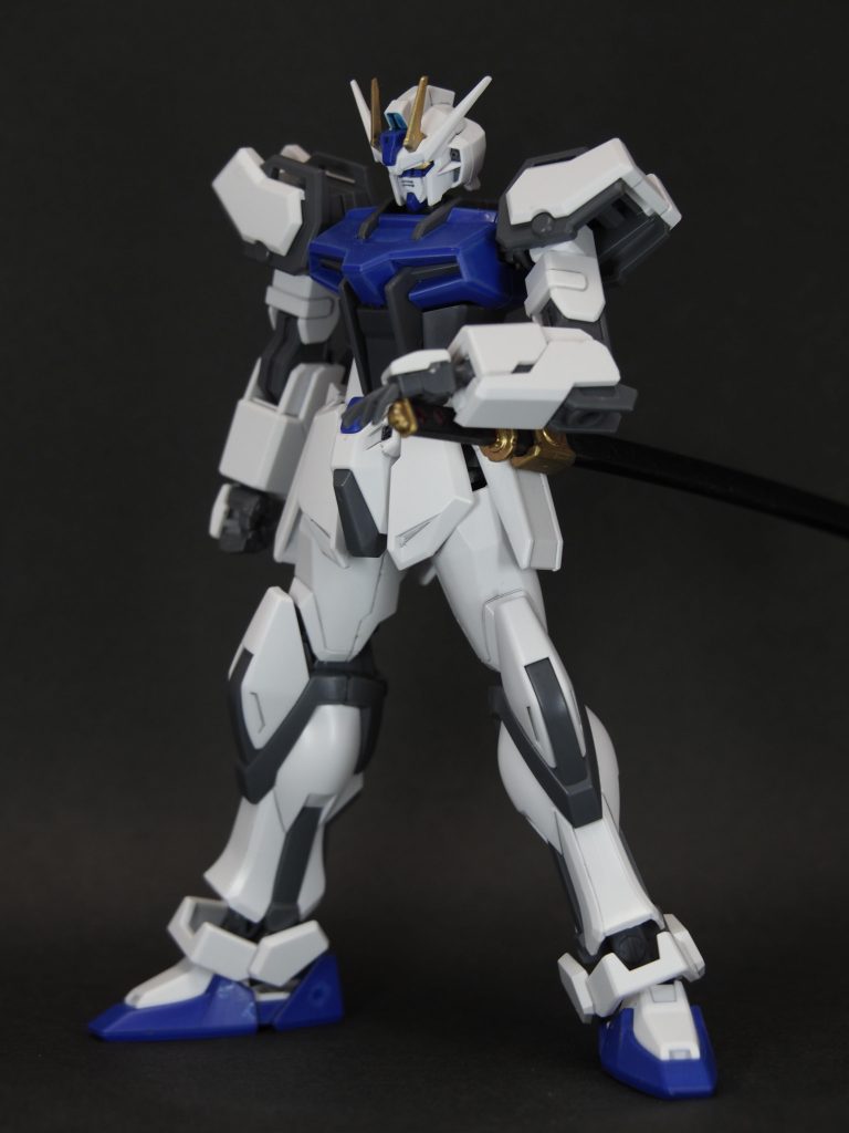 ストライクガンダムをまだ一度も作ったことが無かったのでエントリーグレード、ライトパッケージ版を作りました。武器は付属のナイフだと寂しかったのでコトブキヤMSGの日本刀を持たせてみました。最近やってるモンハンライズサンブレイク体験版の太刀が楽しすぎる影響では無いと思います。多分