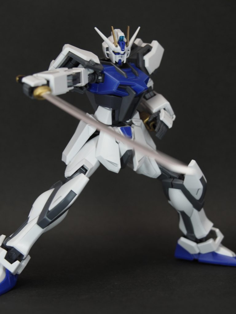 抜刀足首の可動範囲が広いので腰溜めのポーズがカッコよく決まりますね。