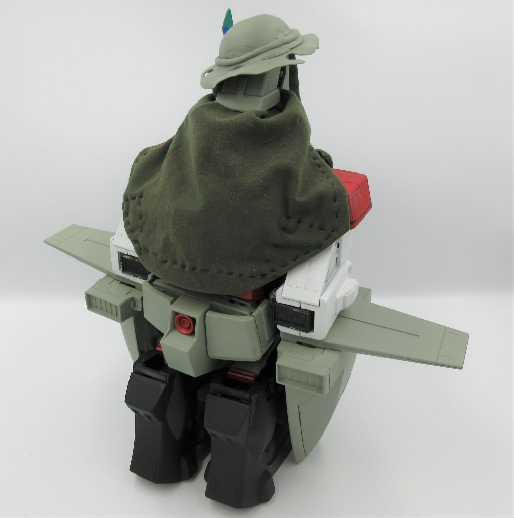 ちなみに『カバン』の 紐や、この変形時に 頭部を隠すための布は 裁縫して作りました。、、、頭部が ウィッグにて 思いのほか 大きくなりすぎたため、通常の『サイコガンダム』に備わっている 変形機構を そのままでは活かすことができなかったための 苦肉の策です(ノД`)・゜・。