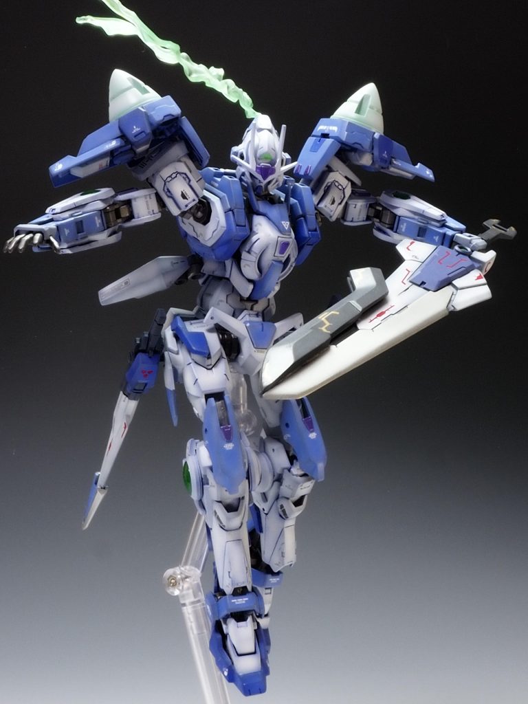 バスターソードも両手持ちできるように柄を伸ばしたりコトブキヤのパーツで改造しています。