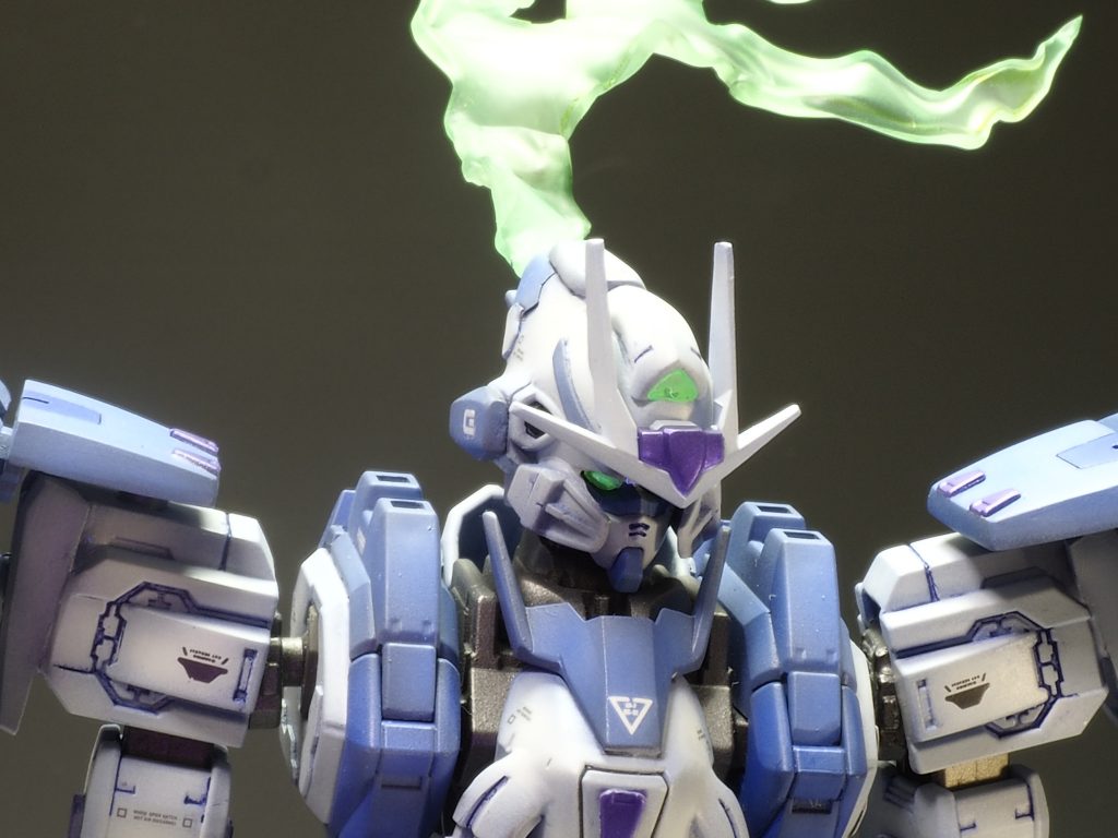 レーバテインのイメージで頭部から放熱索を出せるようにしてみました。さすがに可動式にはできなかったのでパイプが付いてるだけです😅放熱索は透明プラ板を熱して作りました。