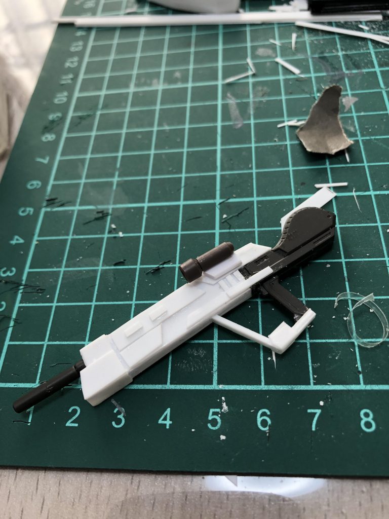 ビームライフルは既存のライフルを一部使いつつほとんどプラ板で製作しています。