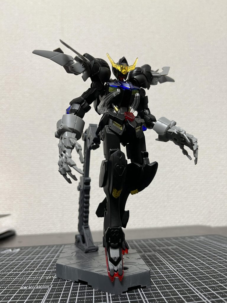 制作工程を1枚だけ。最初は黒いバルバトスで終わる予定でした。黒で塗装したら、もっと悪魔みたいにしたいと思い、少しだけ改修しました。