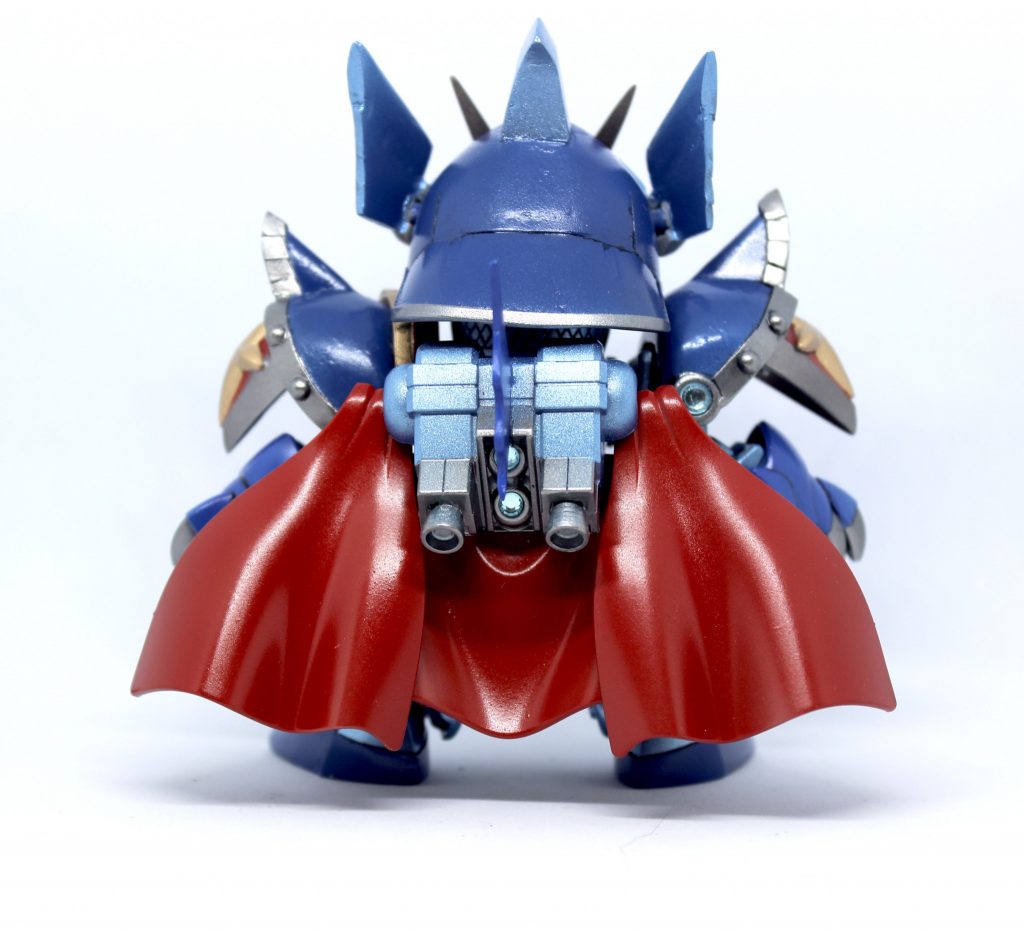 バックパックとマントを付けた状態。