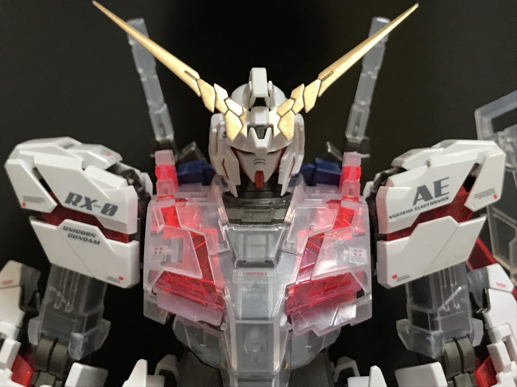 デストロイモード正面。アンテナはクレオスのゴールドをスプレーしました。このゴールドは品がいい色なので、とても好みの色合いでとても重宝しています。MGEXも、同じゴールドを使いました。肩の型番とアナハイムのロゴはドライデカールです。