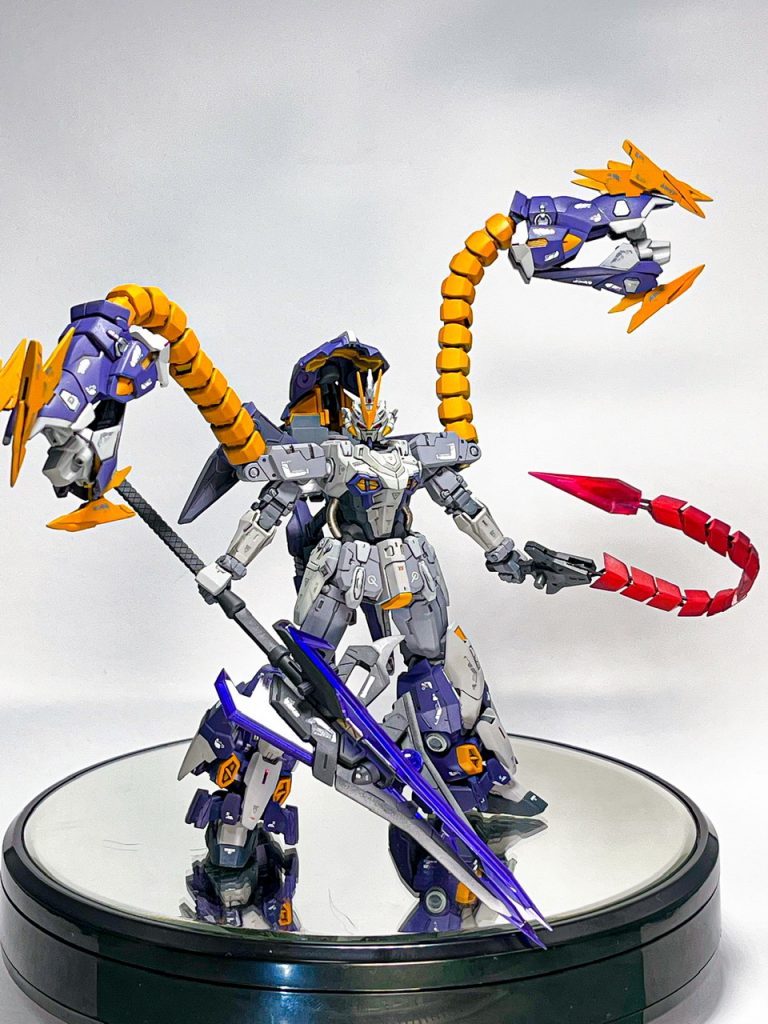 武装について。・ビームランスナタクの流れを汲む機体イメージに、水中戦タイプという事で得物は槍。コトブキヤのガンブレードランスを選択。なんだかSEEDのフォビドゥン系列機とイメージが被りますね。・海ヘビ蛇遣い座ならこれしかあるまいと携行式ヒートロッドを装備。W世界のヒートロッドなので電流を流す機能は無いのかも知れません。敗栄っぽく言うとシュランゲ装備。・パイソンハング×2ナタクのドラゴンハングと同じ伸縮機構を持ったパイソンクロー。海ヘビと合わせて計三匹の蛇を飼う男になりました。