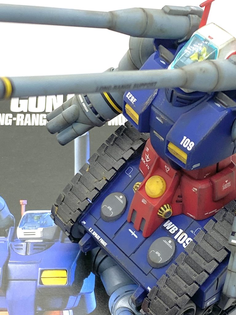 最後は説明書と。見栄えのする汚しをするという事は相当難しく、模型誌でプロモデラーの作品での汚しを見ますと細かい汚しの上に薄っすらとした程度の物が多く「ウェザリングは派手に汚すよりも化粧を施すぐらいの加減さが丁度良い」とお師匠様に言われた事を思い出しました。パステルを使った汚しは付け過ぎてもメラニンスポンジで落とせますからコントロールしやすく、初心者の方も最初の汚しはパステルを使った方が良いと思います。そして、らいだ~Joe様のお気軽汚しは最初の焼鉄色のチッピングこそ難しい所がありますが神ペンを使ったリアルタッチマーカーやパステルの汚しは修正が簡単に効くので失敗が少ない上に上手くいけば効果抜群なのでお勧め出来ます。ガンタンクは税込み880円と大変安い上にキャノピーはクリアーパーツでパイロットの塗装以外は簡単に作れてしまいますから戦車のテイストを入れた汚しの初体験に丁度良いので是非作ってみて下さい。ご覧して頂きありがとうございました。