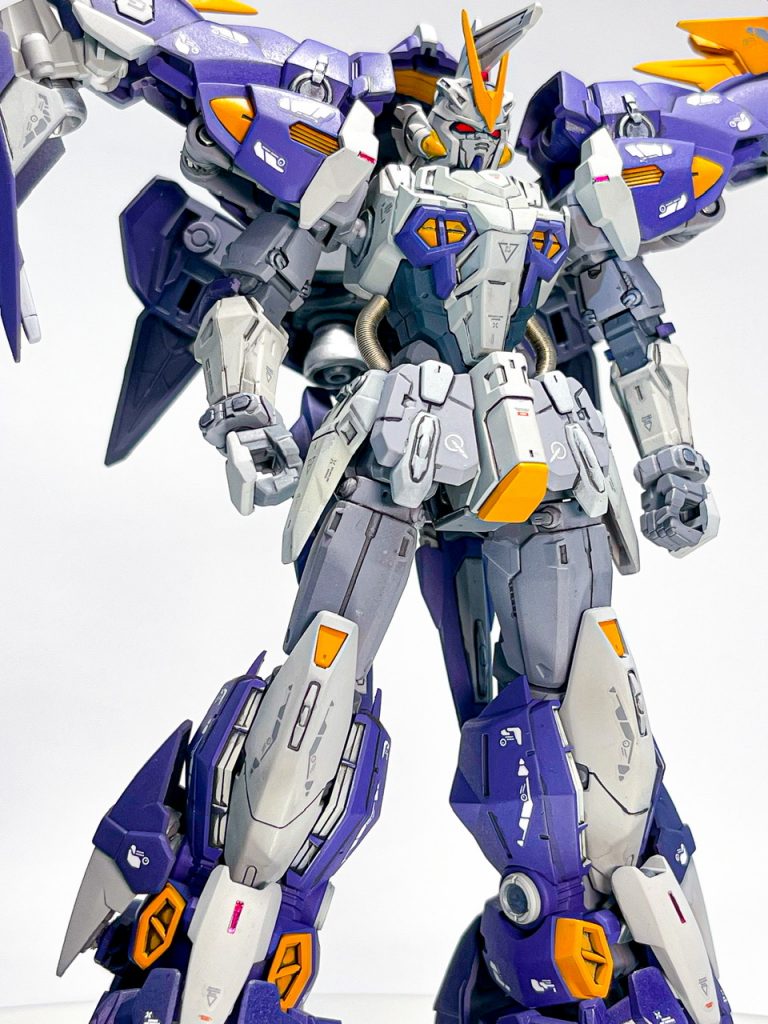 元からディテールが凄いのであまり自分で手を入れる所がなかったのですが、旧キットからのスタイル変更でかなり腰が細くなった為、両腰にスプリングを使ったパイピングで少しボリュームを付けました。