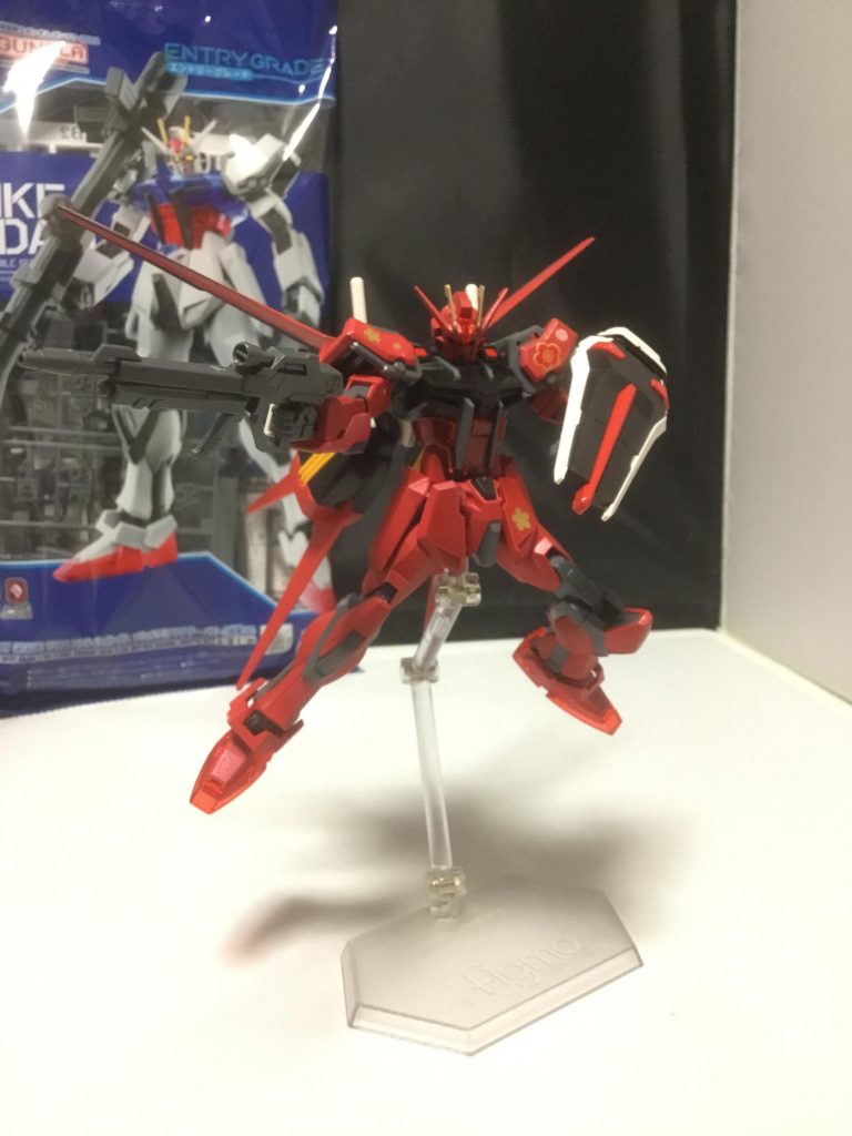 ルージュのエールストライカーを拝借ストライカーパックもすぐ取り付けられます。そういえば似たような赤いストライクみたいなのいたな‥(テスタメン○)