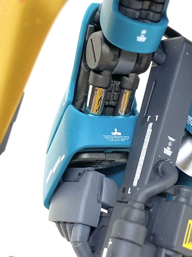 足の甲の部分と腕のシリンダーはミラーフィニッシュの金属光沢シートで効果が抜群で塗装より綺麗になります。