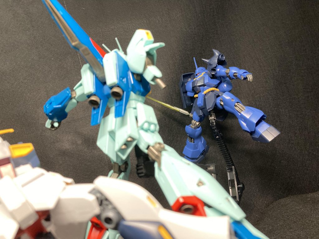 1、νガンダムを庇うリ・ガズィ美しい……