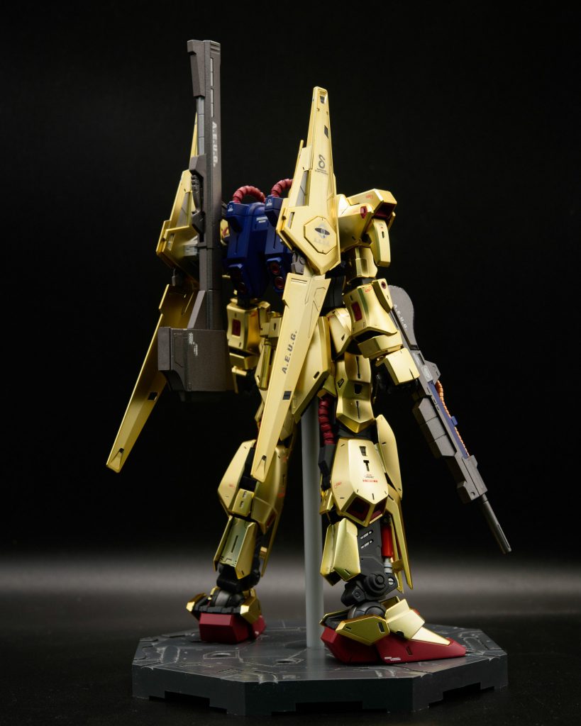 擦ると転写する付属のガンダムデカールと、手持ちの水転写デカールを貼ってます。