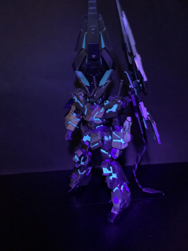 サイコフレームを蛍光ブルーグリーンで塗装しました