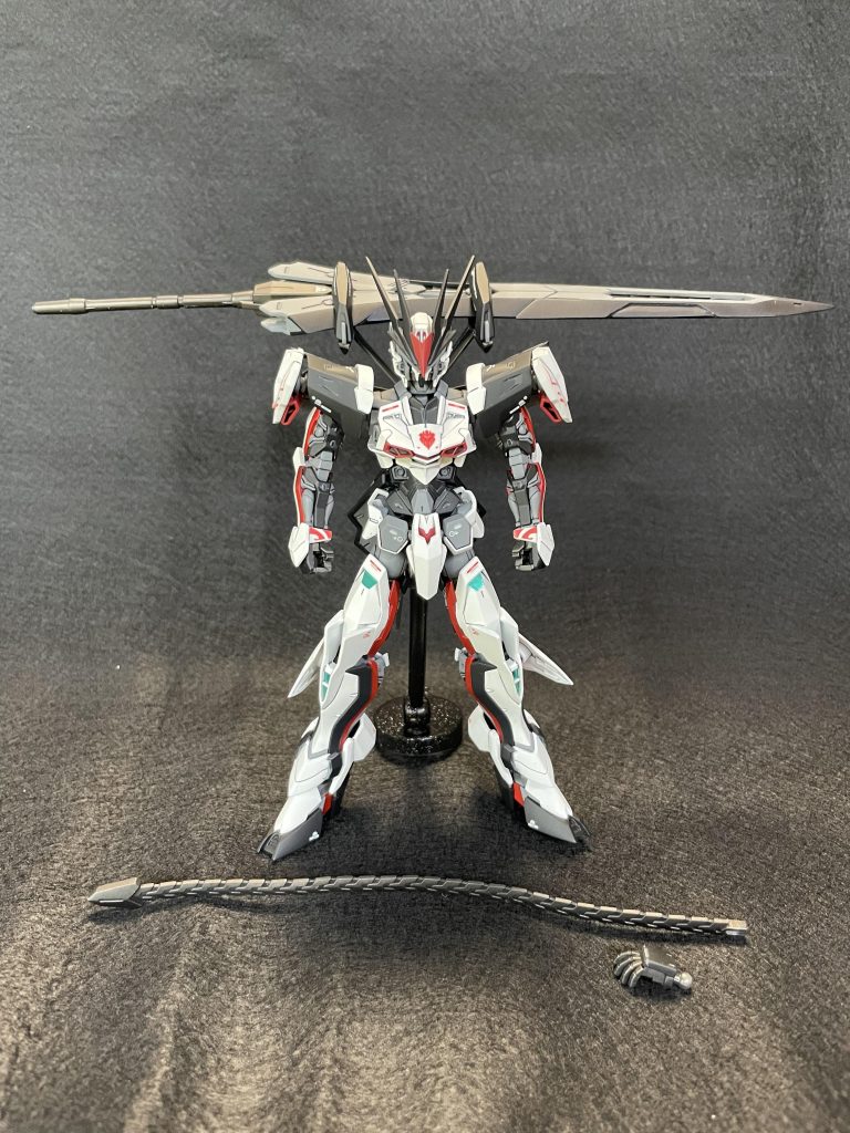 全身にガンダムSEED系の水転写デカールを貼り付けて情報量を増やしています。付属のマーキングシールは余白をカットして貼り付けています。ロードウィップは先端の肉抜きをパテ埋めしてみましたが、資料が少なく先端が鋭いのか分厚いのか分かりませんでした。最後までご覧いただきありがとうございました。