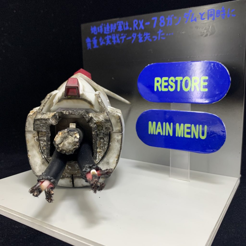 右側からの視点選択肢はプラ板で作成し、デカールを印刷して文字を入れています。透明なデカールなので下地が透けてしまうので、白いプラ板に青背景、黄色文字のデカールを印刷して貼り付けています。