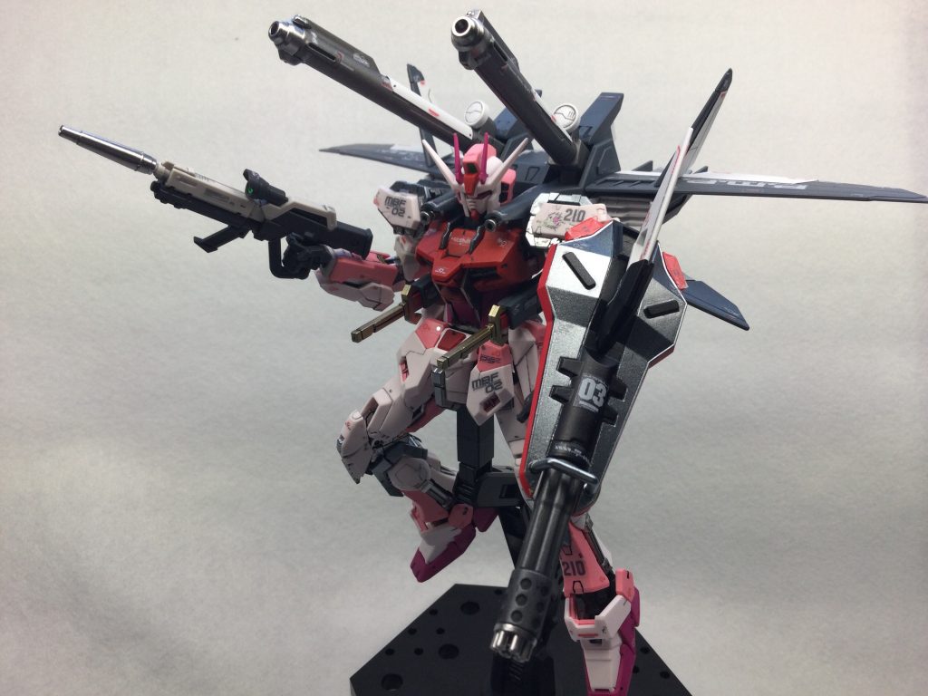 シールドの赤は、「タミヤ、イタリアンレッド」ボディの赤は「ガイア　フレイムレッド」ピンク部分は「ガイア、ラベンダーピンク」と同じく「ガイア、ピンク」を使用しました。