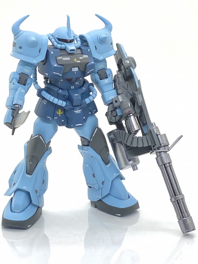 設定画は手の関節が機体色と同じ、水色でこのキットも同じ成型色です。ですが・・・MGはグレーで自分も関節はグレーのイメージが強いのでグフカスタムもフライトタイプもグレーで塗装しました。他は水色と薄い色のブルーは成型色ですがつや消し吹きますと・・・まるで全塗装した色合いになり、スーパースムースクリアーが無ければ自分の作品は無かったと思います。