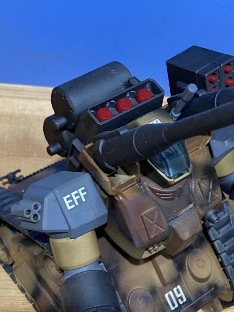 右肩のにスモークディスチャージャー？の様なイメージでぺたり。背部のスタークジェガンのミサイルポッドは垂直発射式のつもりで上方に弾頭が向いてます^o^