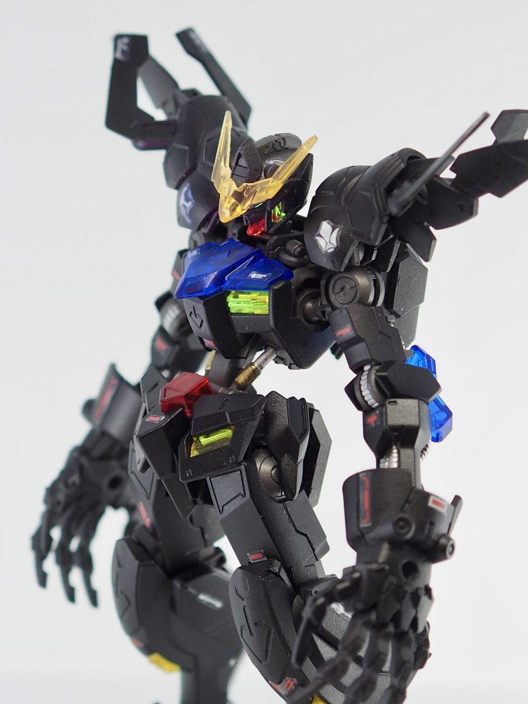 HGバルバトスも3体目の制作なので、今回はイメージを変えて作成しました。テーマは闇堕ちです。