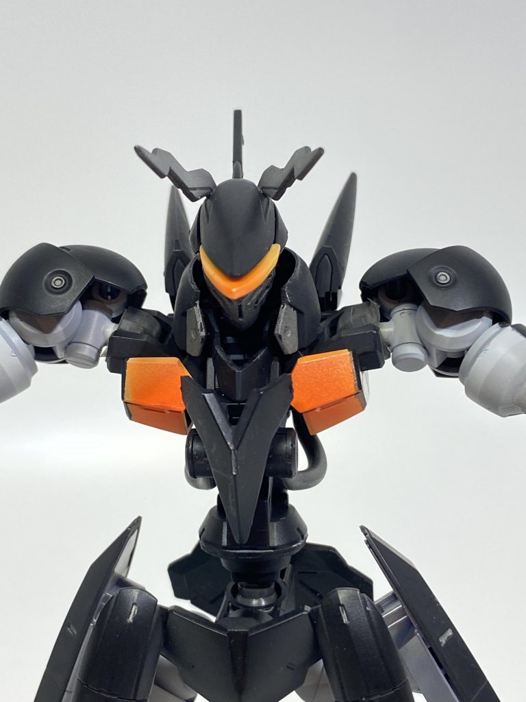 頭部、胸周りアップで キットの目部分を削り取ってオレンジに塗装したプラ板挟んでます。