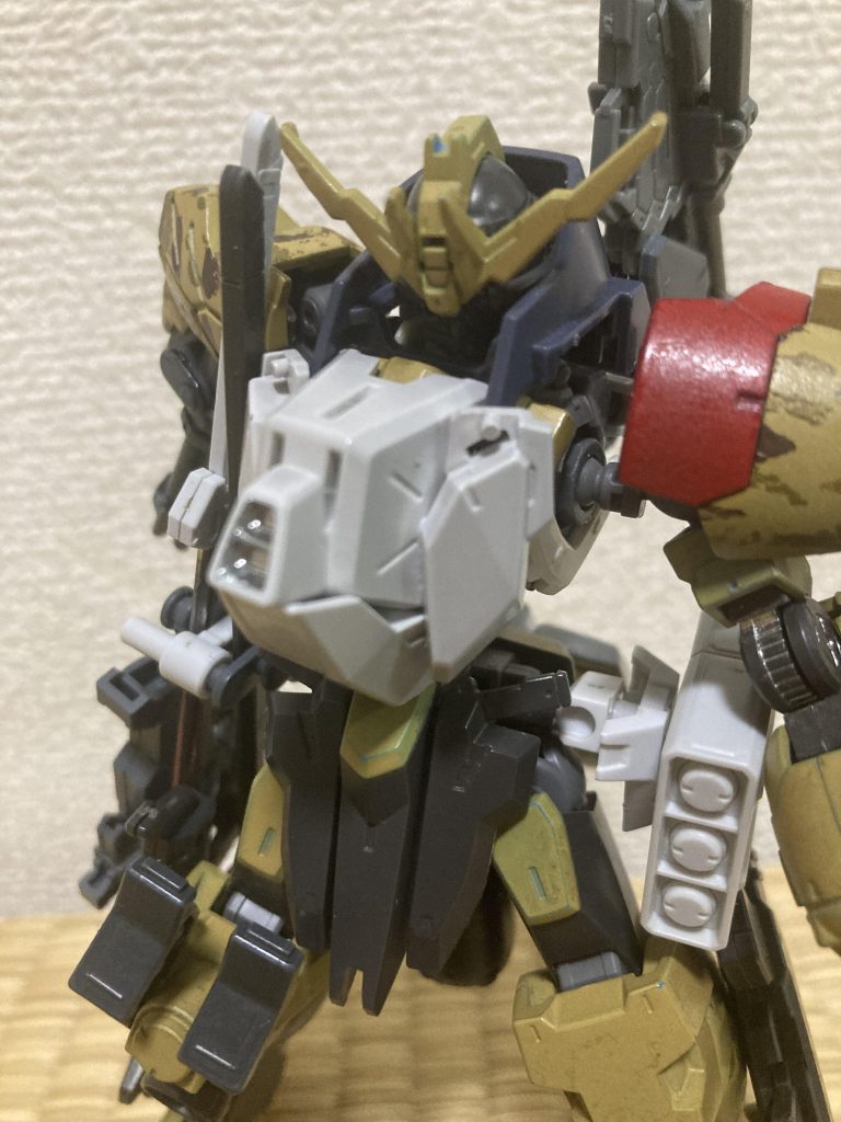 胸部のアーマーはバルバトス第五形態のやつを参考にジャンクパーツで作りました。真ん中のは排熱装置のつもりで付けました。　　それと、首周りのガードをグレイズアインのやつに変えました。