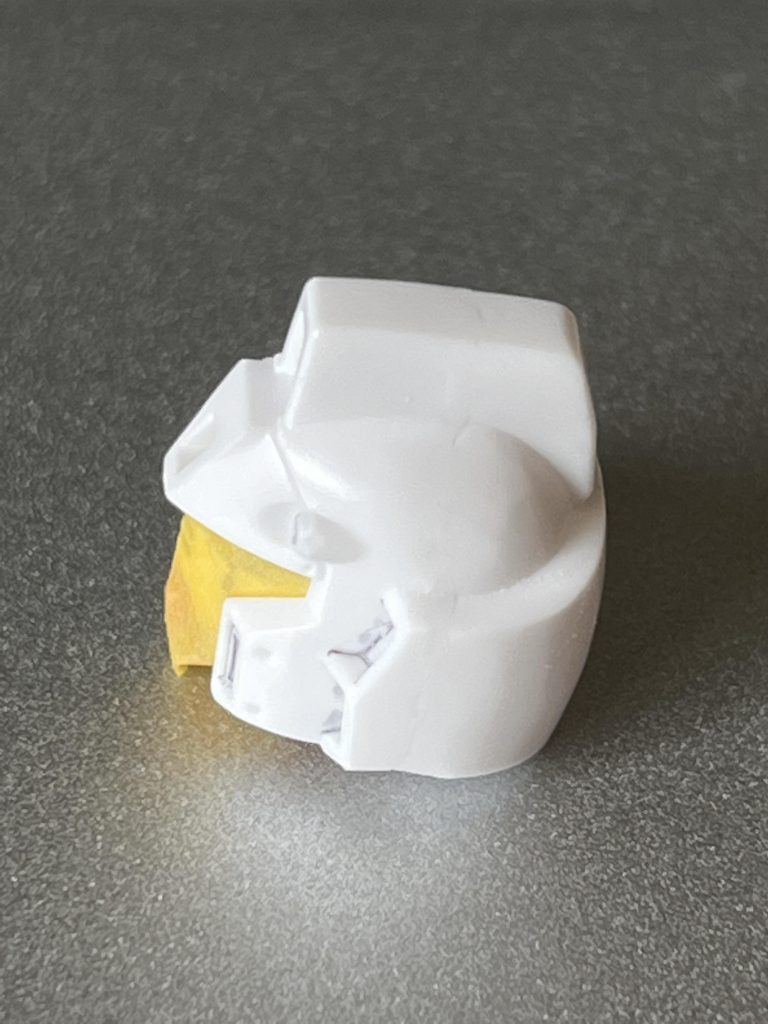 ヘルメット部分や腿は合わせ目が目立つパーツ構成だったので、接着剤を使って合わせ目を消しました。次回作はREザク改の予定です。ジオラマに辿り着くのはまだまだ先のようです。