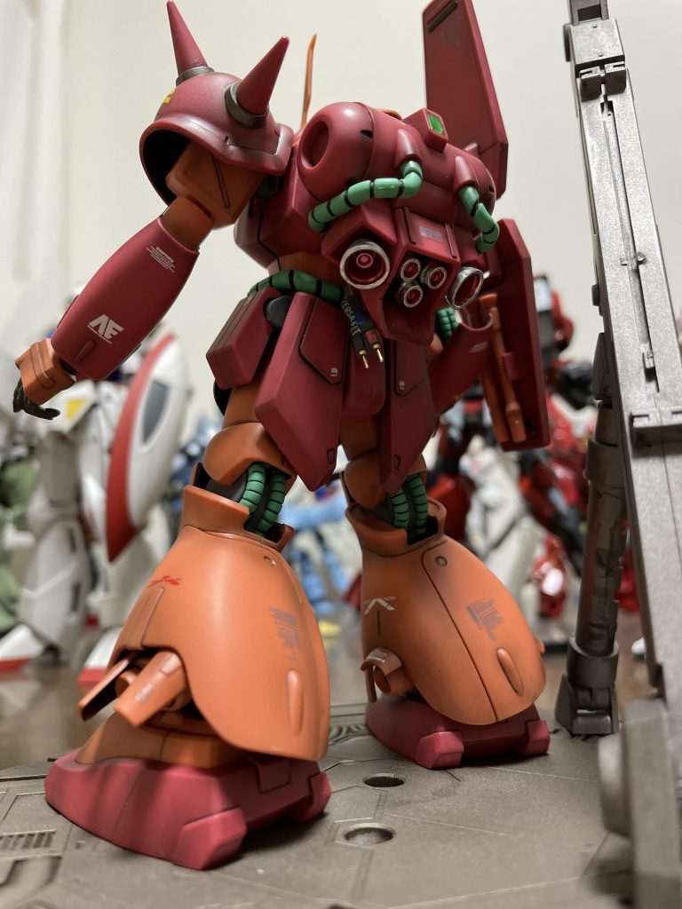 背中から配線を通して外の電池BOXと接続。自分の技術と工具ではキットに内蔵させることが出来ず…くやちい…😢