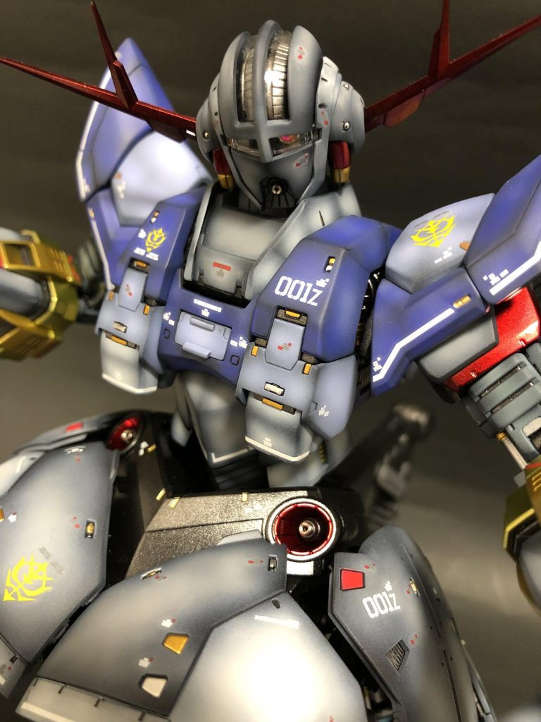 内部フレームが外装から覗く部分が多いので単色にならない様にメタリックを使って塗り分けました。外装を艶消し、グレーベースに仕上げたので明るいゴールドやシルバーの覗く内部フレームがキラキラ光り綺麗なアクセントになっています✨