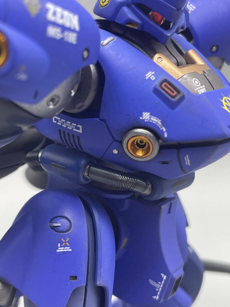 胴体首元・腰の動力パイプを針金・スプリングに変更、バトオペ2を参考にスジボリ追加、マイナスモールドビス打込バトオペ2、プレイはしてないですがいい参考資料になってます。