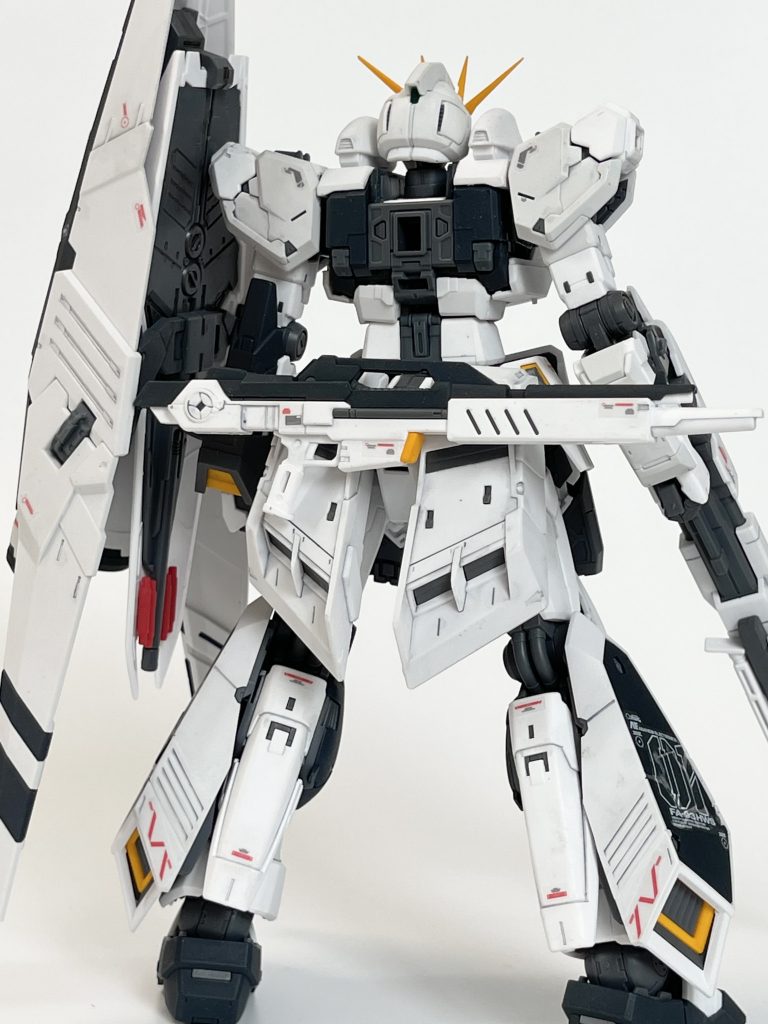 RGνは腰リアアーマーのセンターにビームライフルのマウントギミックがあり、ライフルの接続ピンを挿せるのですがHWSの分厚いリアスカートを追加するとアーマーの厚みでライフル側の接続ピンが届かなくなり、ギミックが死んでしまいます。ということで初めてマグネットを仕込んでみました。