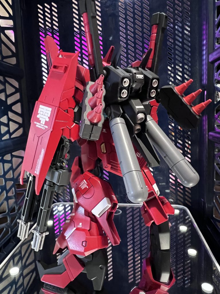 後ろ兵装はインコムからファンネルに換装。