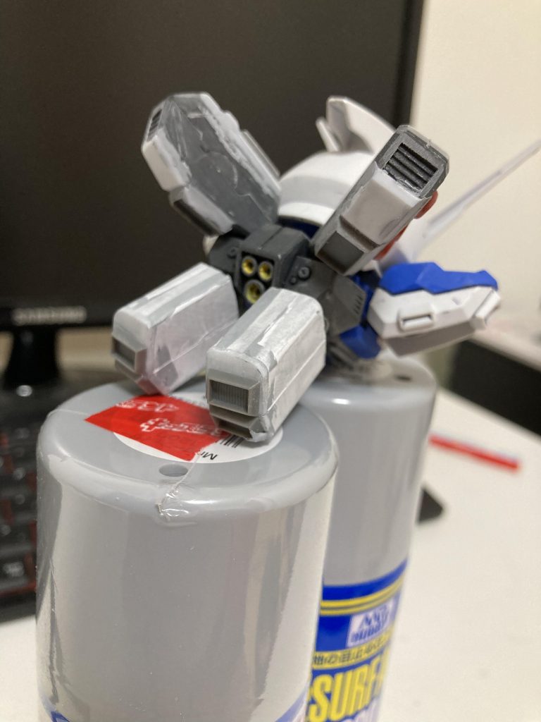 下部ブースターユニットは、LANケーブルの配線隠しを流用しました。それにディテールアップパーツやパテ盛ってヤスリで仕上げ。