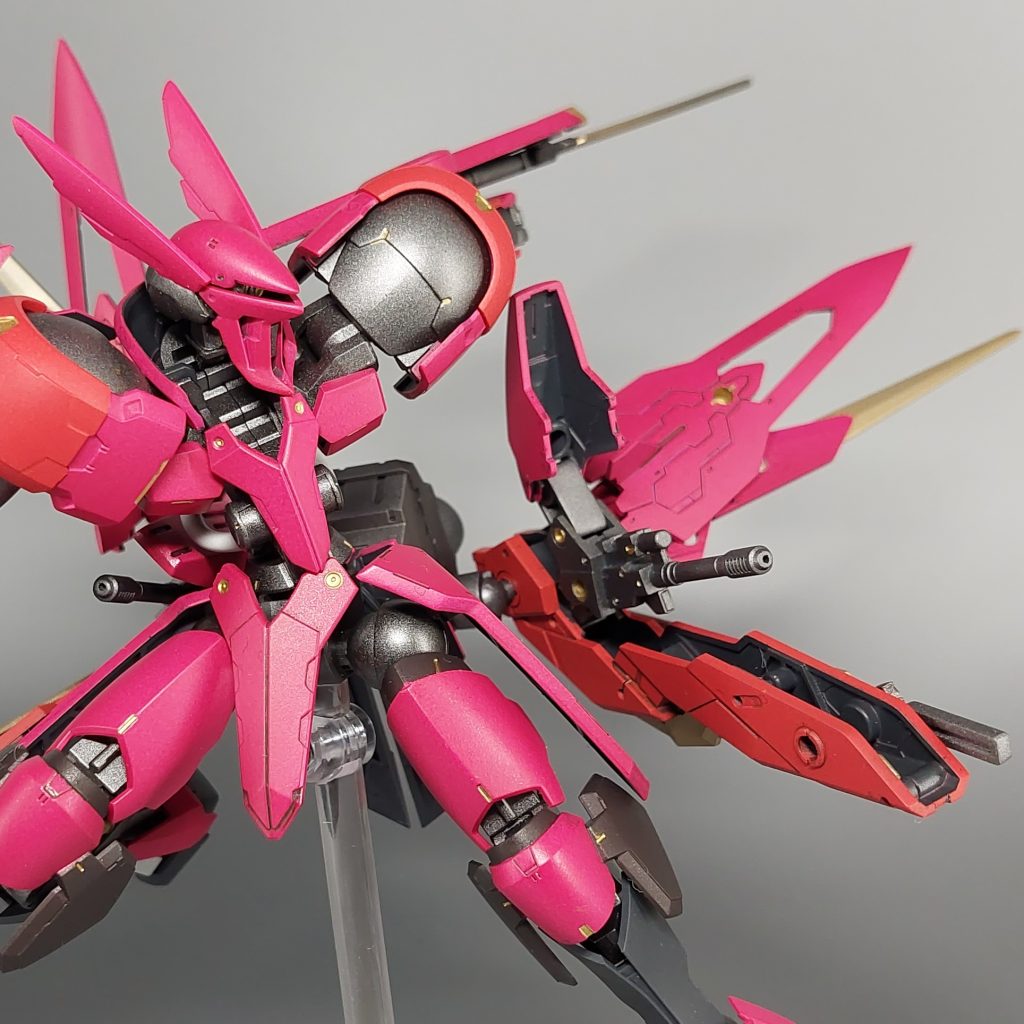 中にはレールガンも仕込んであるので前面に展開して牽制射撃も可能です