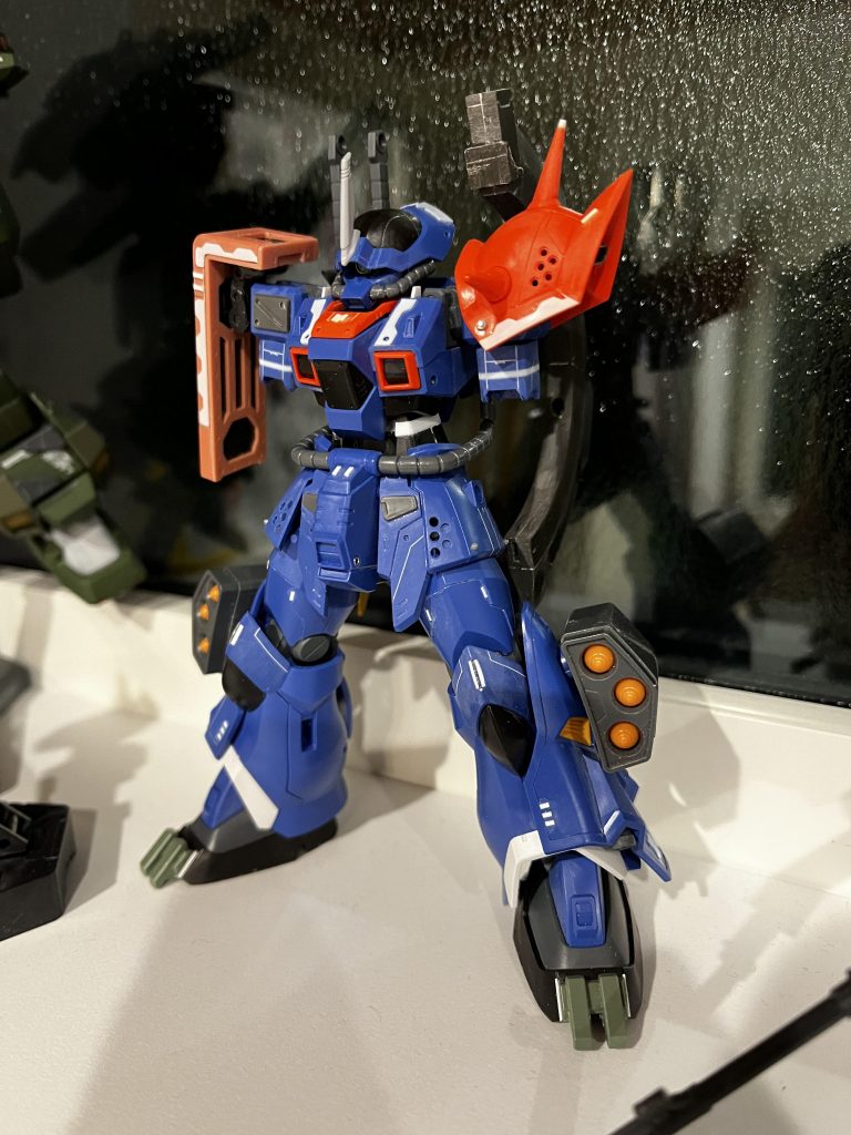 ミキシング状態 キマイラみたいw●延長工作 腰3mm(下部2mm  上部1mm)足首2mm上腕1mm●変更箇所モノアイをHアイズ化首下を肉抜きしシイタケディティール各箇所スジボリ・プラ板 追加アンテナの変更 などなど