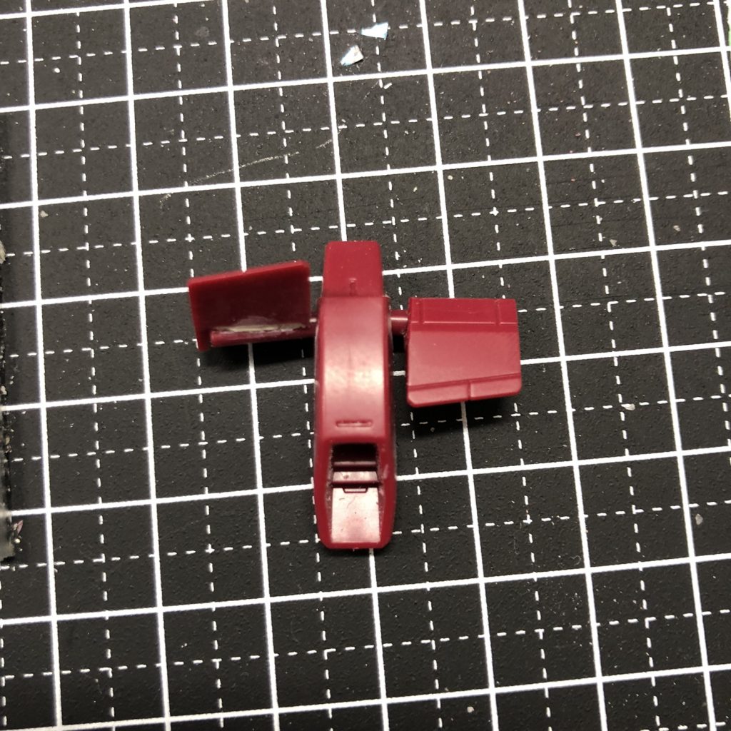 めでたく左右独立可動式になったのですが、太ももの前側が干渉するので可動域は全然広がりません。見た目と気分の問題ですね。