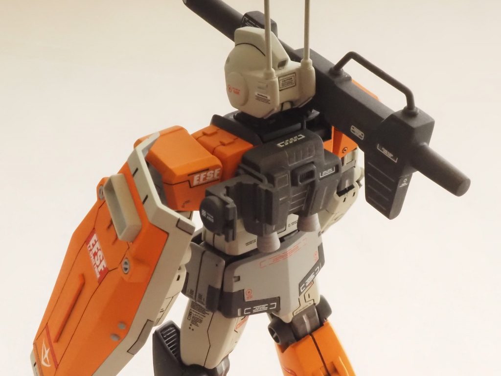 ランドセル左側はバズーカのマウントラッチに変更してみました。プラバンとパテ、ジャンクパーツでそれっぽく。磁石を仕込んであるので、バズーカを引っかけて磁石で固定する感じです。