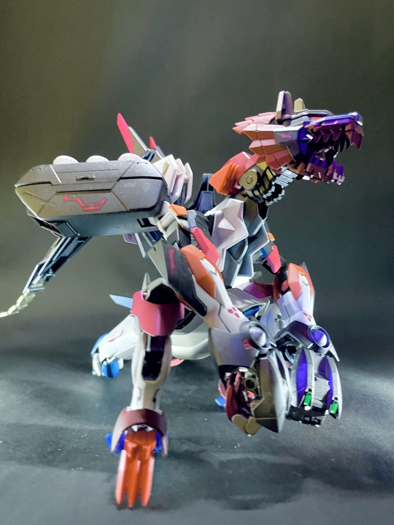 支援機、というよりもよくアニメ前期に登場しがちな敵かな?味方かな?的な位置付けのバディビーストという感じで制作。バケモノ感を出すために黒系の色を多く使いました。