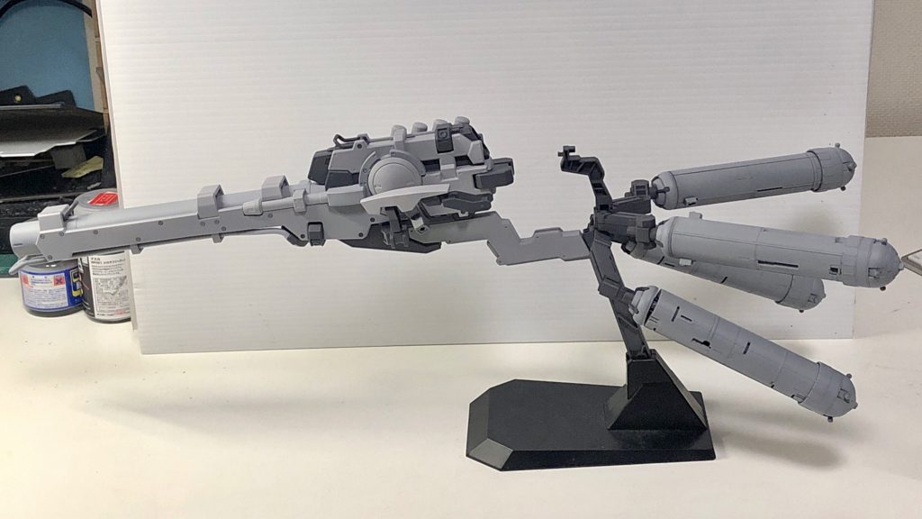 追加武装の骨組み構成。メガランチャーの砲塔をアクションベース等で支えなくても自立できるよう前後のバランスを調整するため、プラ板で接続パーツを作って実現してます。