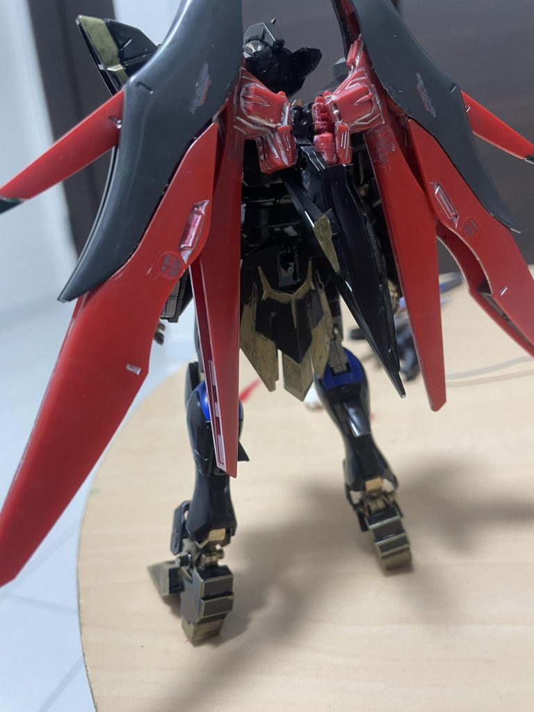 後ろガンダムマーカーで塗ってますあ、そうそう。なんとか新居の方で塗装出来そうなスペースができたので作業ペースが早くなりそうだぜ!