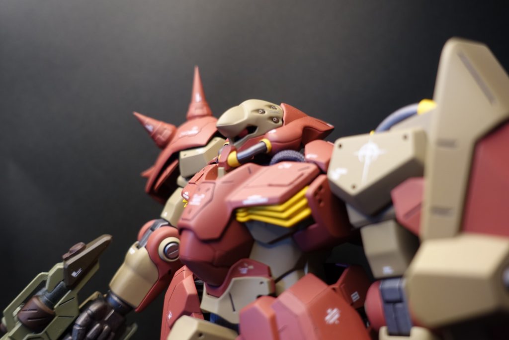 頭部バルカンをハイキューパーツEZガンマズルを穴あけ装着。パイプ状のディテールはメッシュパイプを接着。