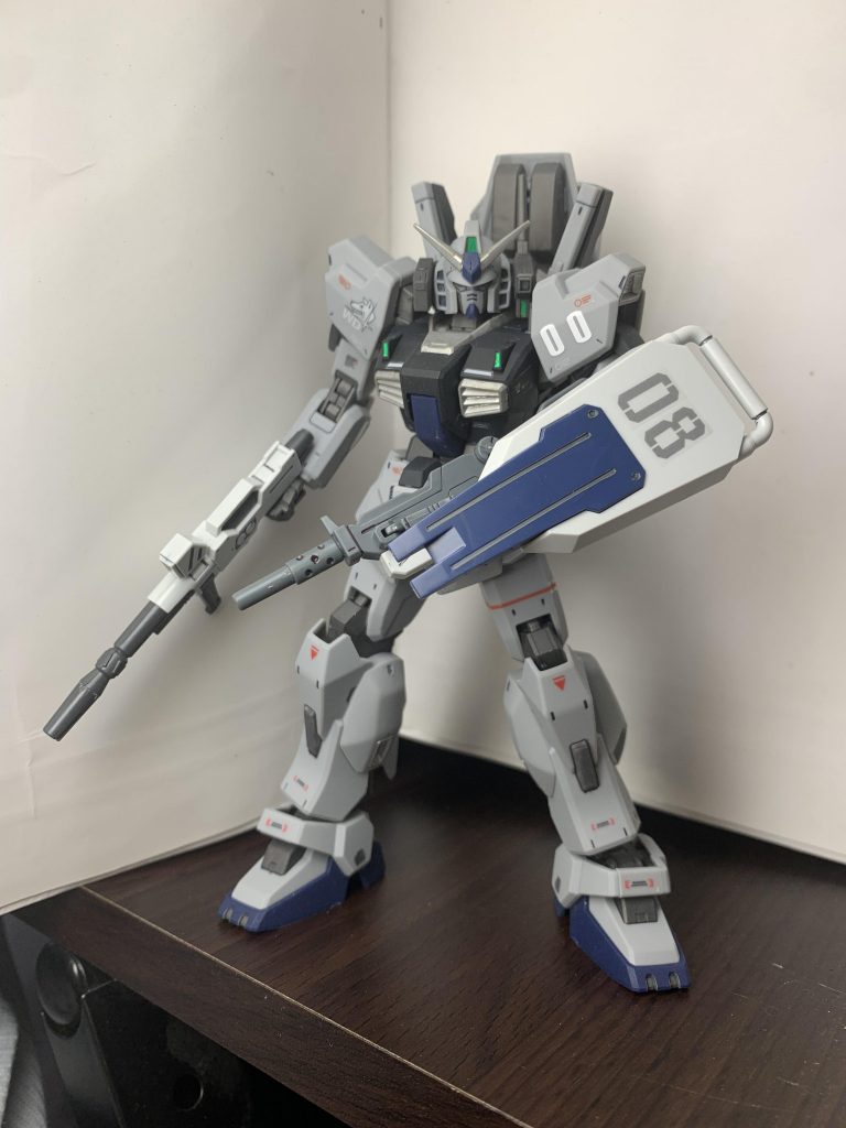 左手に持たせたマシンガンは頭部バルカンポッドで足りない分を補う実弾系の装備的なイメージで…シールドの色合いもピッタリだと思います。