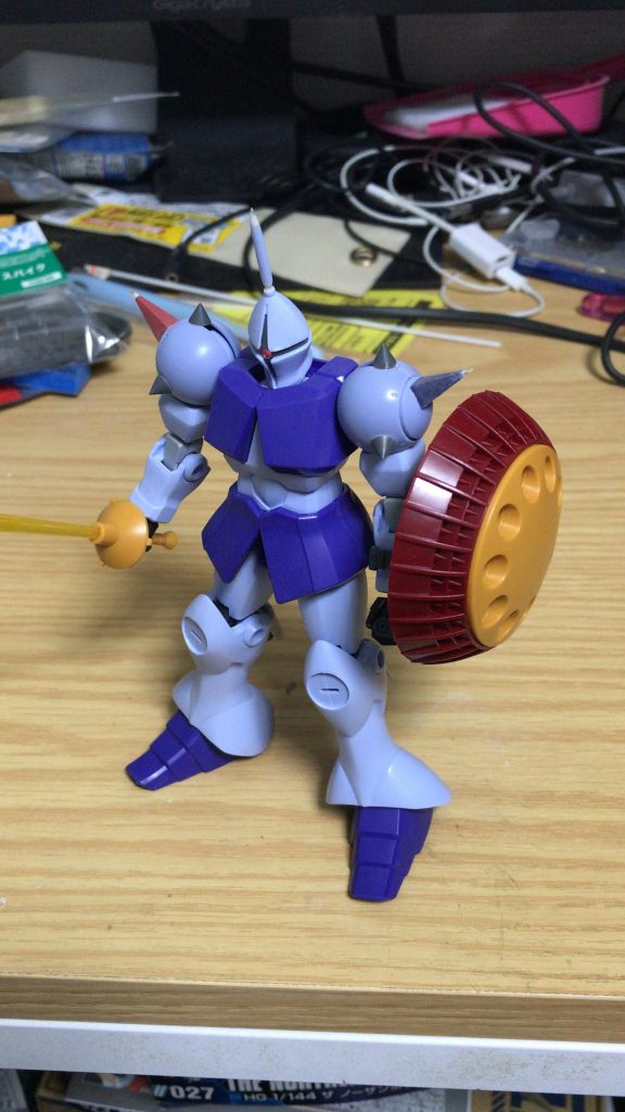 肩の四角いスパイクはメッサーの余剰のスパイクを使用しています。ビームサーベルは旧HGUCギャンのものでは小さく感じたので、HGBCヴァリアブルポッドのものを使用。腕関節のポリキャップはプラ板で隠しています。